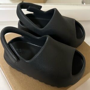 Infant used black yeezy slides size 7 infant